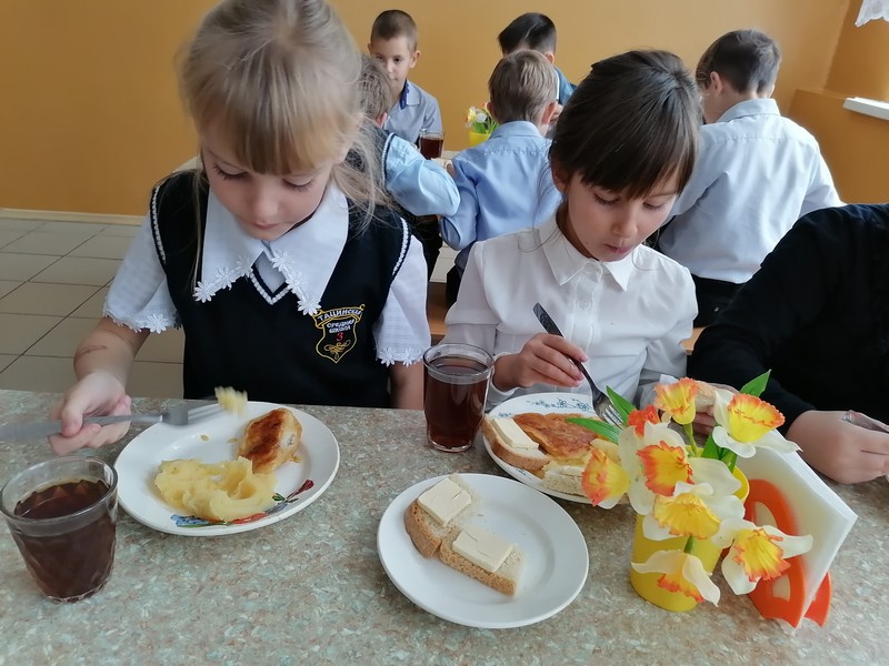 8 школа питание. Питание в школе. Еда в столовой в школе. Школьная столовая. Питание в школьной столовой.